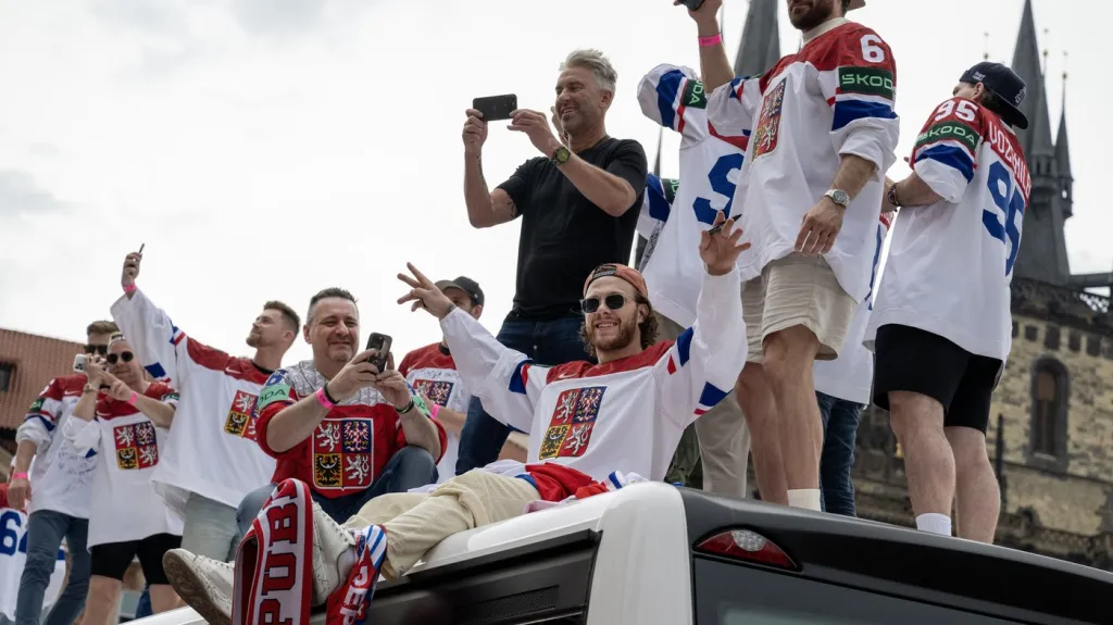 Čeští hokejisté v čele s Davidem Pastrňákem oslavují titul mistrů světa