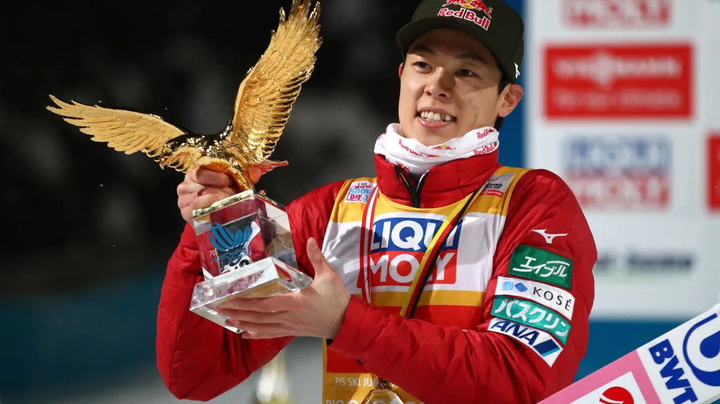 Japonec Rjoju Kobajaši s trofejí pro vítěze Turné čtyř můstků