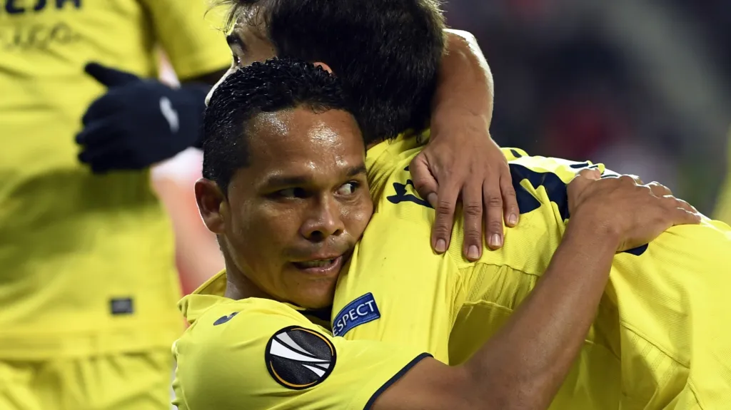 Slavící Carlos Bacca se spoluhráči z Villarrealu