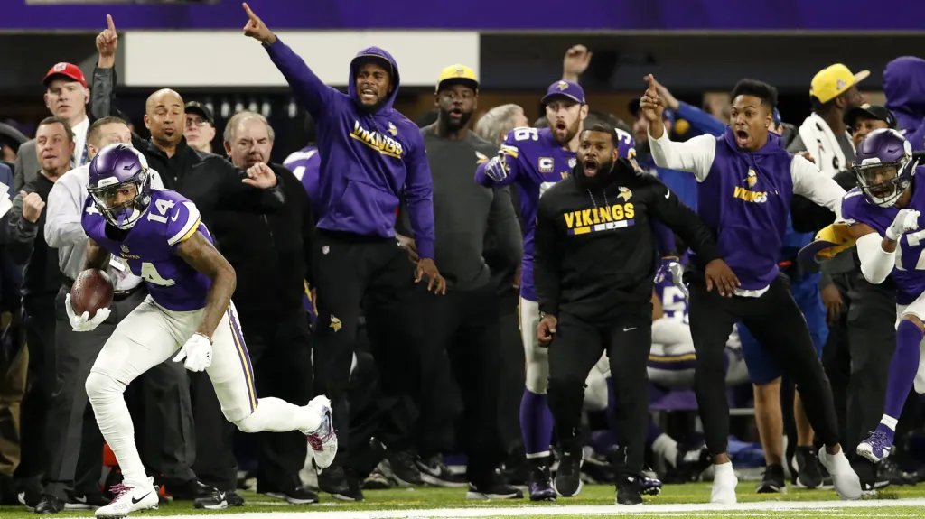Stefon Diggs si běží pro vítězný touchdown
