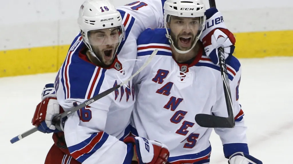 Derick Brassard z NY Rangers (vlevo) slaví branku se svým spoluhráčem Benoit Pouliotem