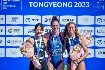 Tereza Zimovjanová na pódiu SP v Tchongjongu (vpravo)