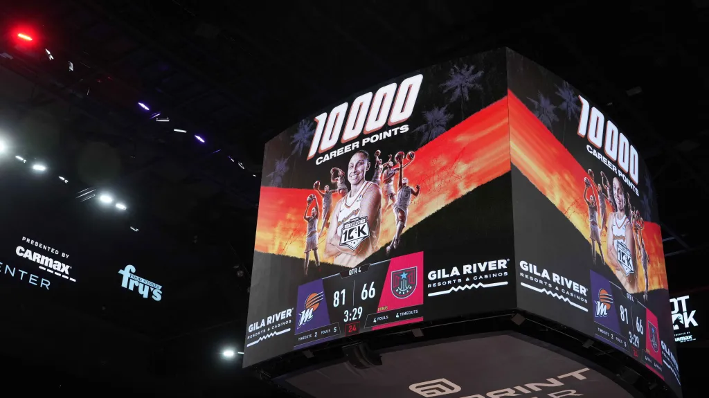 Diana Taurasiová na "kostce" v hale ve Phoenixu