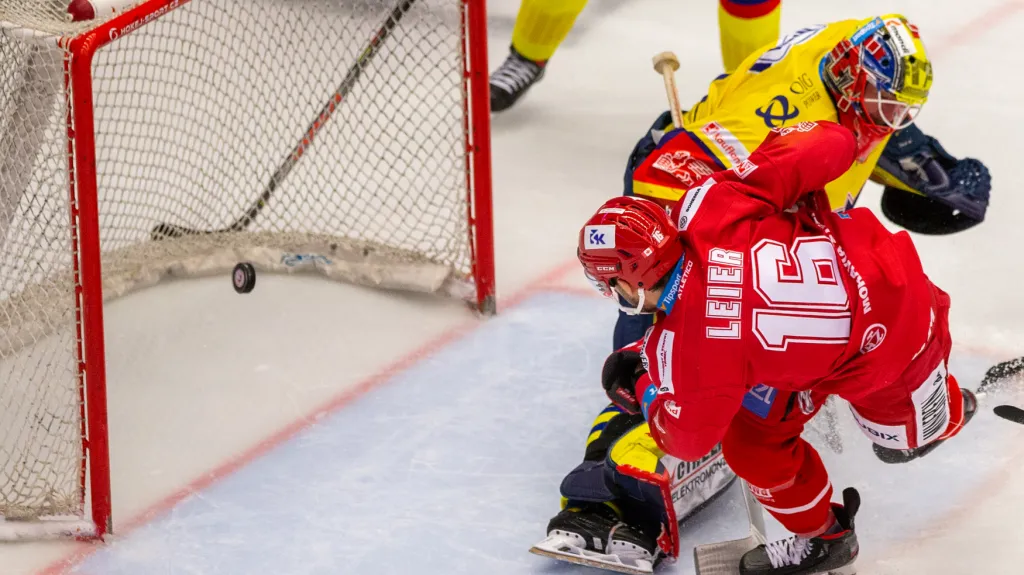 Třinecký Taylor Leier překonává budějovického Marka Čiliaka