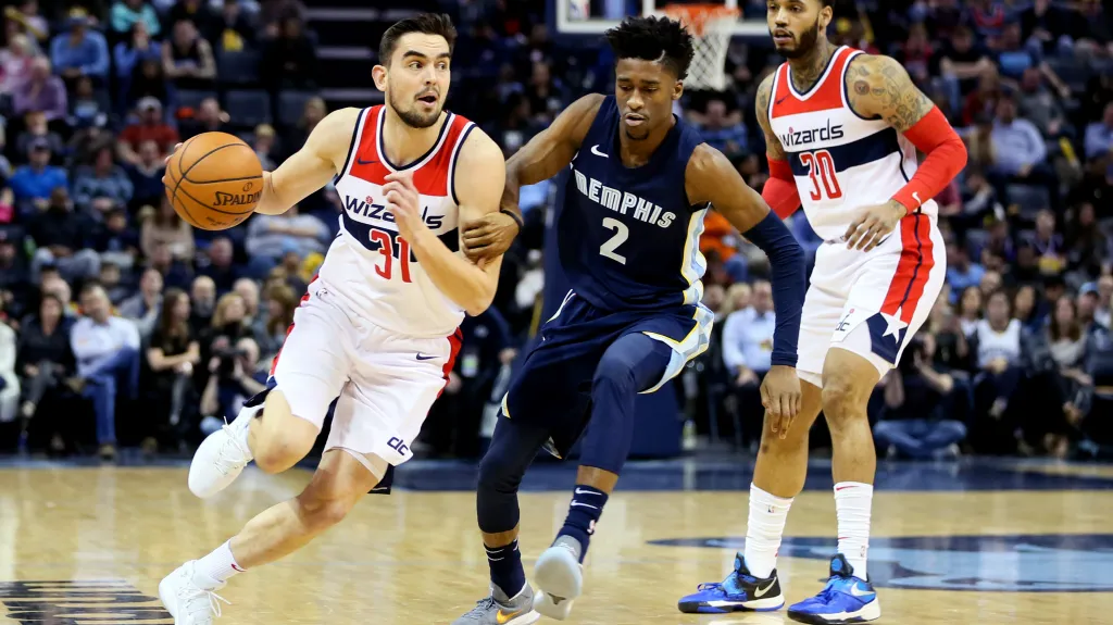 Tomáš Satoranský v utkání s Memphisem