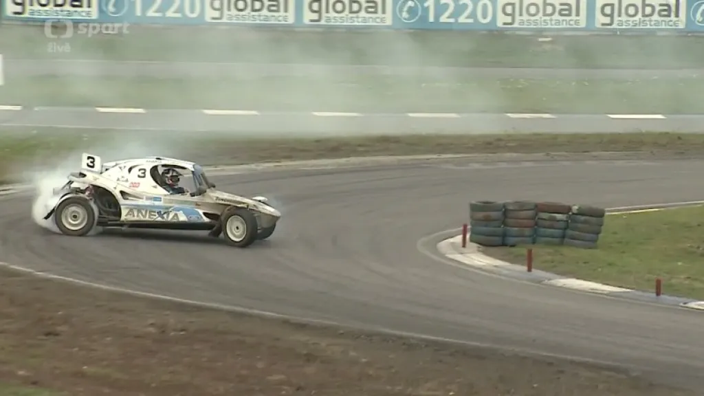 Mistři automobilových disciplín v Sosnové bavili diváky