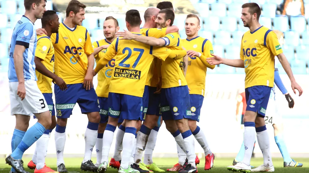 Fotbalisté Teplic slaví gól v utkání s Mladou Boleslaví