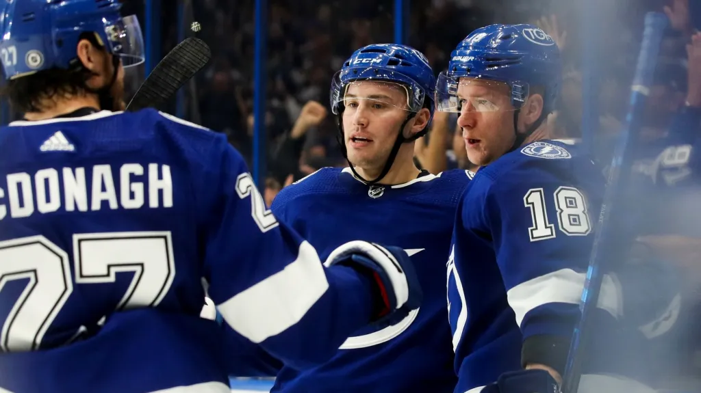 Ondřej Palát se s parťáky z Tampy Bay raduje z gólu