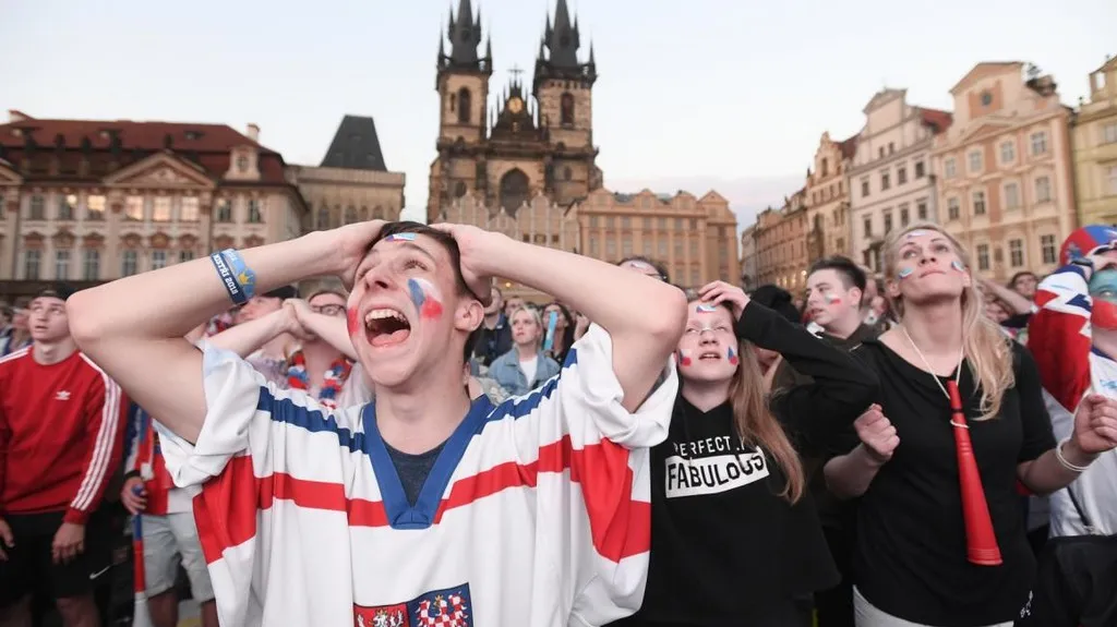 Fanoušci sledují boje o medaile na Staroměstském náměstí v Praze