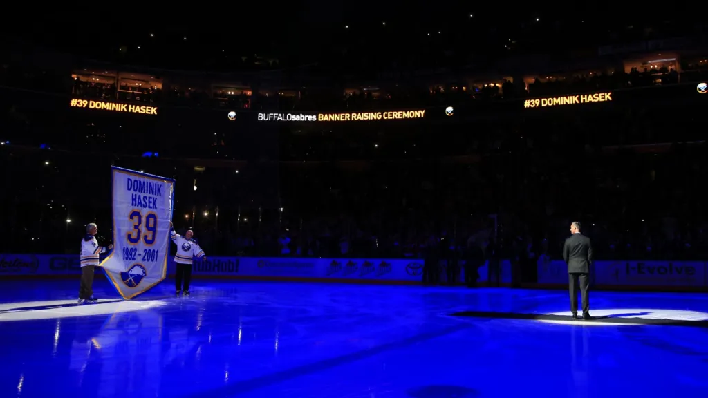 Dominik Hašek při slavnostním ceremoniálu v Buffalu