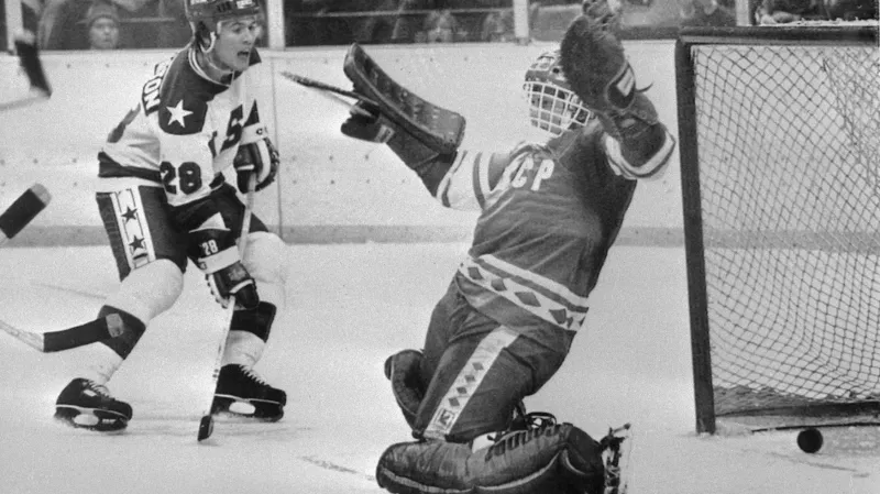 Michael Eruzione (USA) rozhoduje zápas proti SSSR na OH 1980