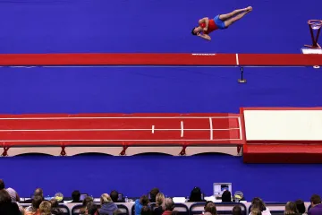 Akrobacie (tumbling) - skok přes 25 metrů dlouhou dráhu