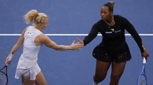Siniaková s Townsendovou postoupily do semifinále čtyřhry