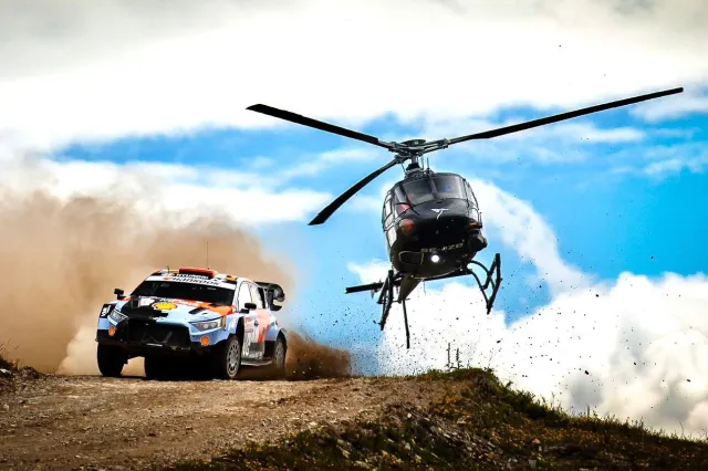 Neuville využil Ogierův defekt a v Portugalsku zapsal první triumf v sezoně