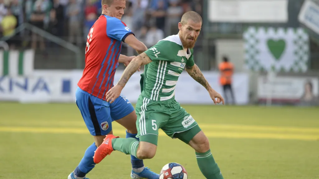 Plzeňský Jan Kopic se snaží dostat přes David Bartka z Bohemians 1905