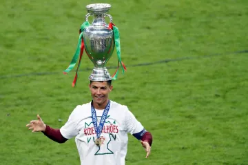Cristiano Ronaldo pózuje s pohárem