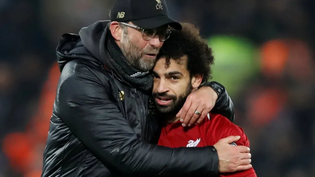 Kouč Liverpoolu Jürgen Klopp objímá Mohameda Salaha