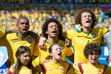 Brazilští fotbalisté Fernandinho, Marcelo a Luiz (zleva)