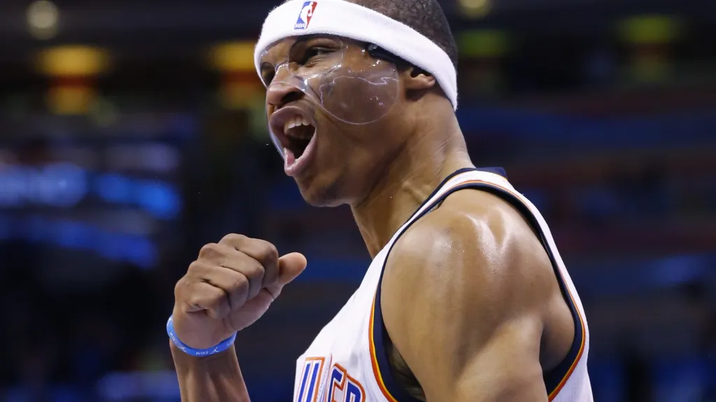 Russell Westbrook s ochrannou maskou