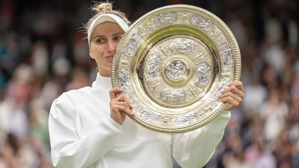 Markéta Vondroušová s trofejí pro vítězku Wimbledonu