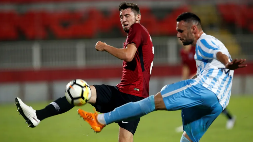 Jiří Kulhánek ze Sparty (vlevo) v zápase se Suboticou
