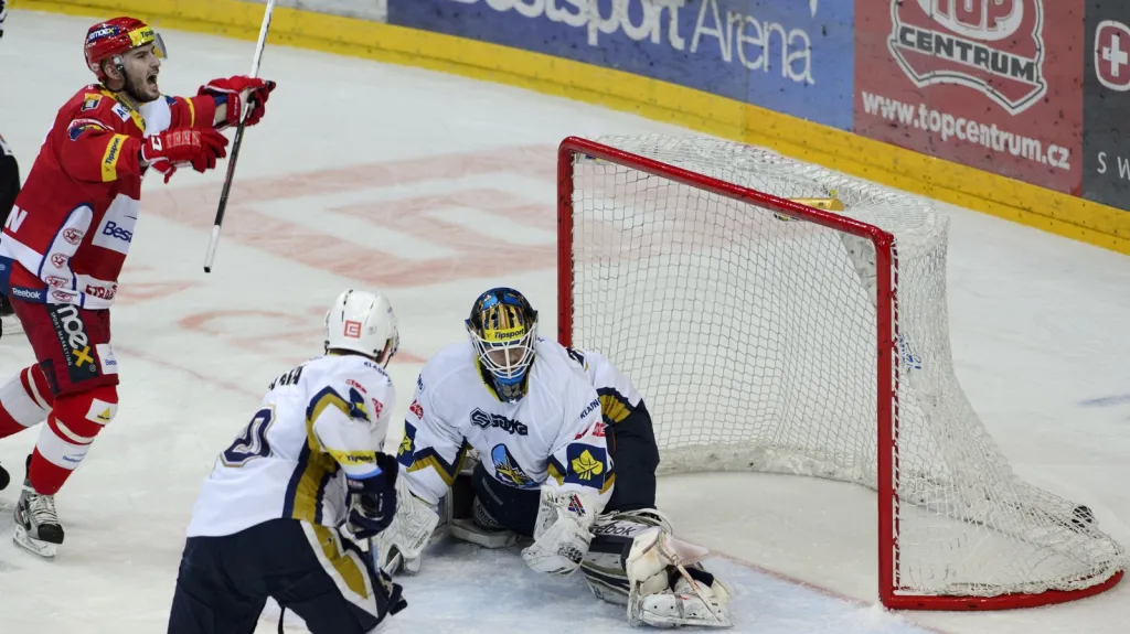 David Skokan ze Slavie se raduje z gólu v brance Jana Chábery