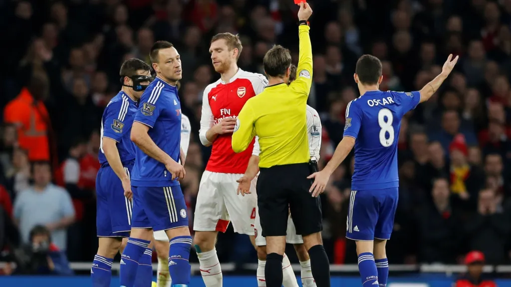 Per Mertesacker z Arsenalu vidí červenou kartu v utkání s Chelsea 