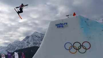 Katie Summerhayesová z Velké Británie v kvalifikaci ženského slopestylu