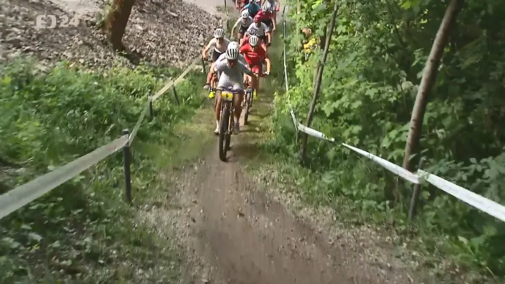 Historicky první short track horských kol opanovali Langvadová a Van der Poel