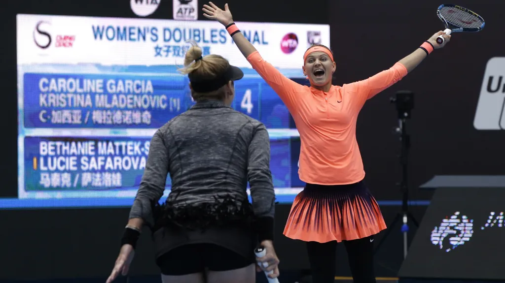 Lucie Šafářová s Bethanií Mattekovou-Sandsovou