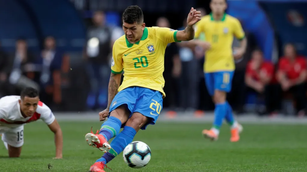 Roberto Firmino střílí na branku Peru