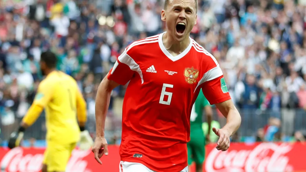 Denis Čeryšev z Ruska se raduje ze vstřelené branky