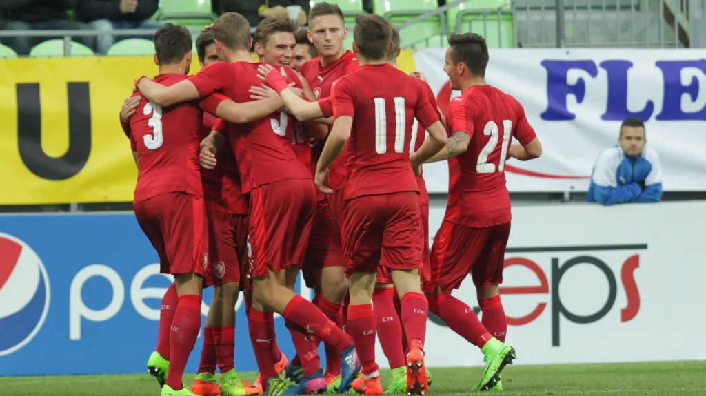 Čeští mladíci se radují ze vstřelené branky