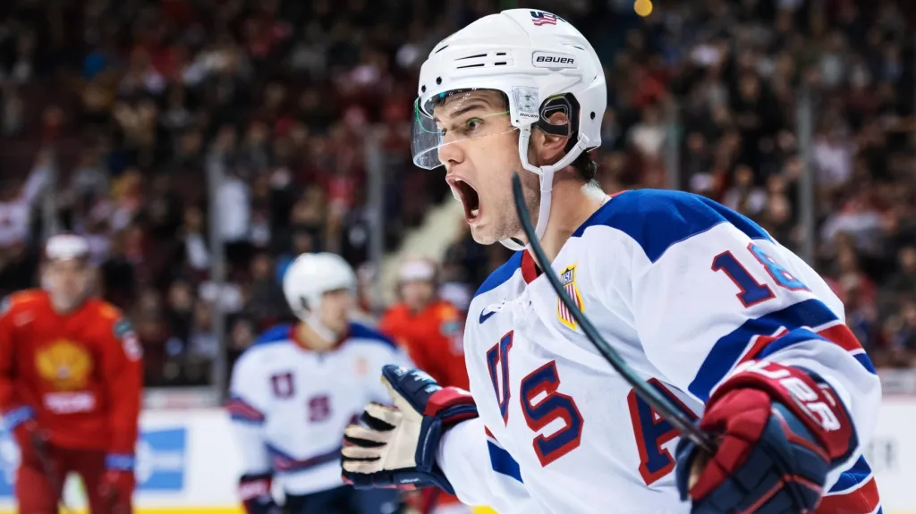 Oliver Wahlstrom slaví branku USA proti Rusku