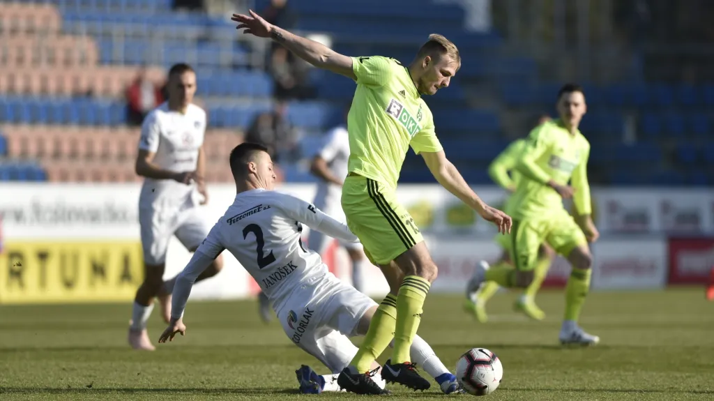Dominik Janošek ze Slovácka v souboji s Jánem Krivákem z Karviné