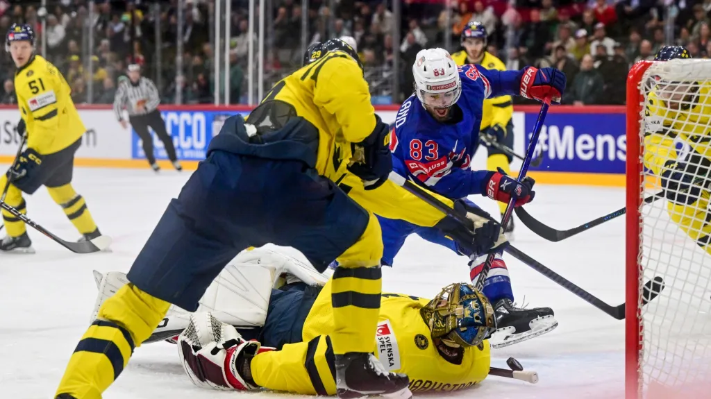 Conor Garland skóruje v semifinále, když našel puk pod Markströmem 
