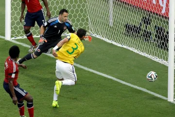 Silva dává první gól Brazilců proti Kolumbii