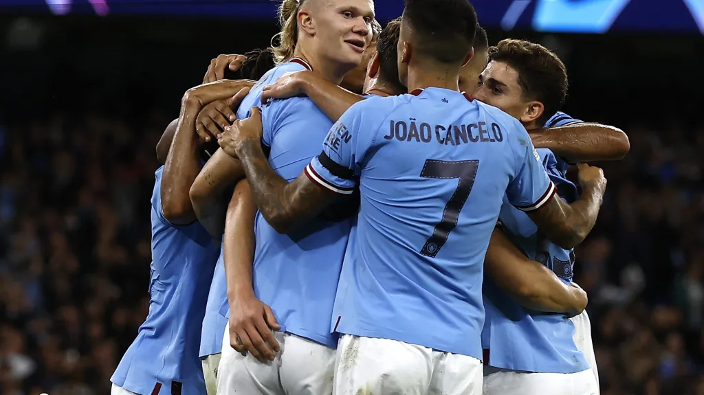 Erling Haaland slaví se spoluhráči z Manchesteru City další gól