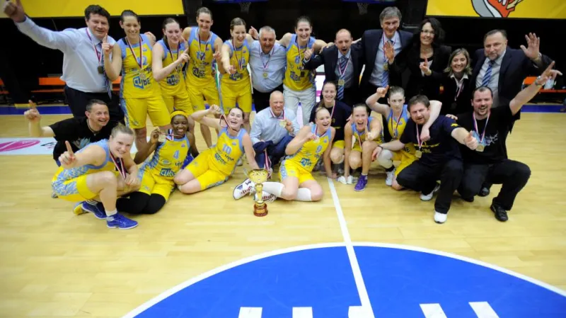 Basketbalistky USK s pohárem