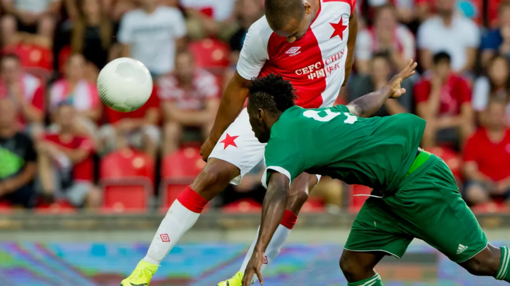 Slávista Gino van Kessel střílí gól do sítě Levadie Tallinn