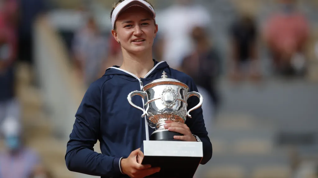 Barbora Krejčíková s trofejí pro vítězku Roland Garros
