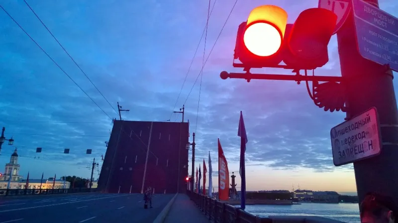 Zvednutý most na Vasiljevský ostrov v Petrohradu