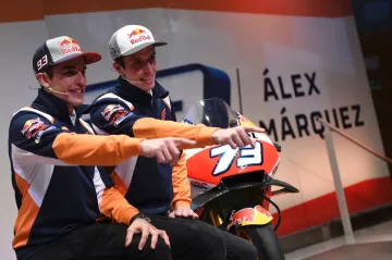 Marc a Alex Márquezovi při představení letošního motocyklu