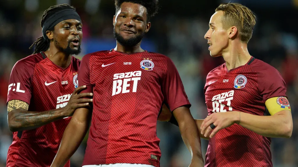 Benjamin Tetteh (uprostřed) slaví se spoluhráči ze Sparty gól