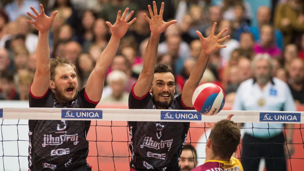 Napěchovaná hala sleduje, kterak libereckého Pitruczuka blokují Mach s Staplesem