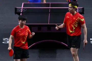 Čínští stolní tenisté Wang Čchu-čchin a Sun Jing-ša