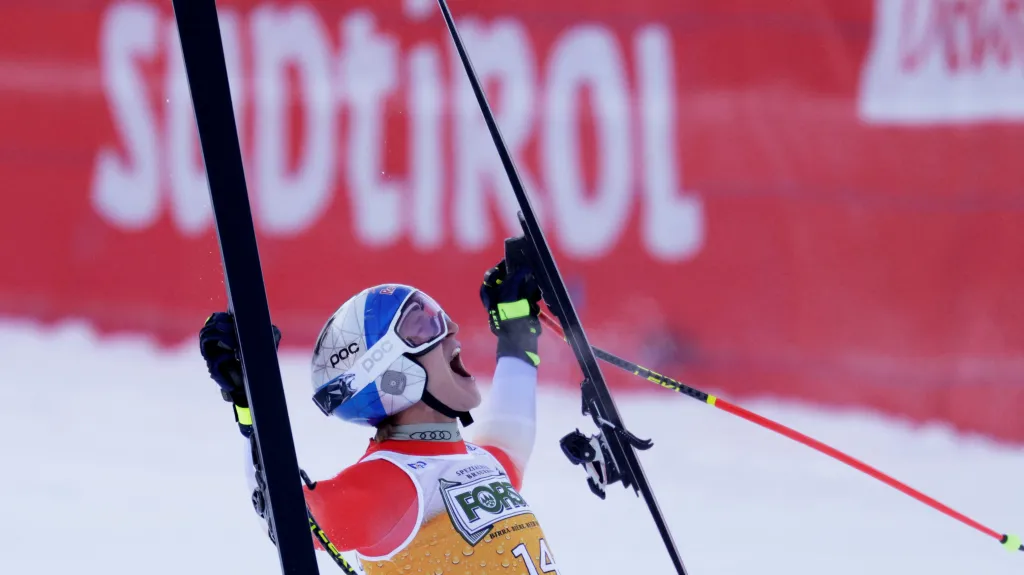 Marco Odermatt se raduje z dalšího triumfu ve SP