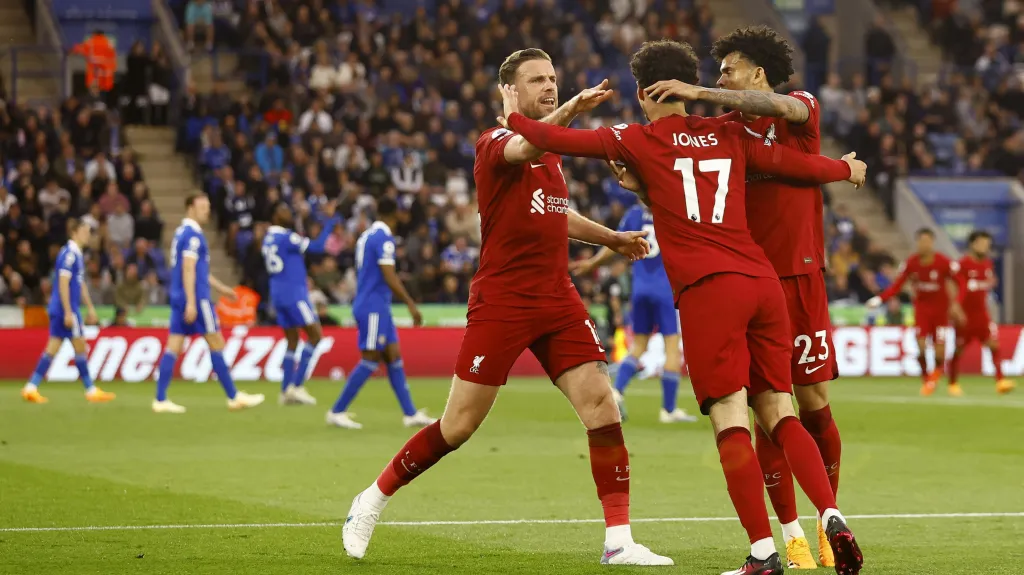 Fotbalisté Liverpoolu se radují z gólu v Leicesteru