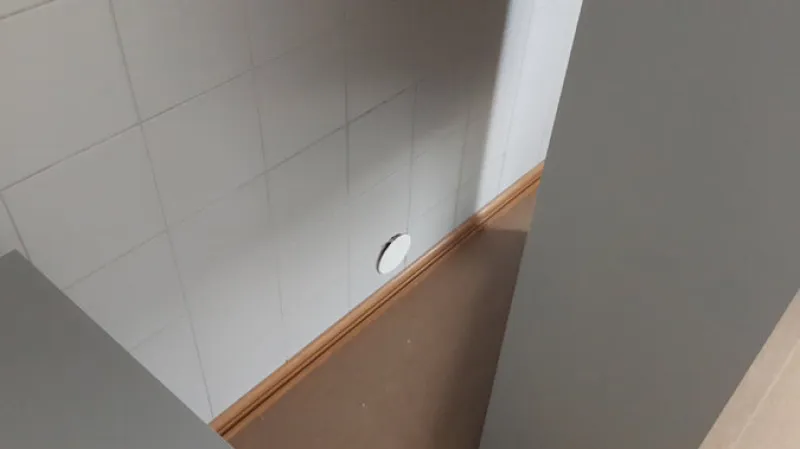 Díra ve zdi, kterou se v Soči vyměňovaly močové vzorky