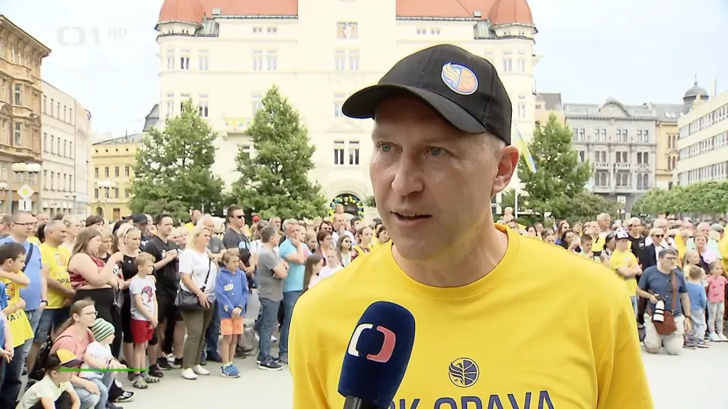 Opavští basketbalisté oslavili titul s fanoušky